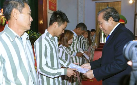 Phó Thủ tướng Thường trực dự lễ công bố quyết định đặc xá tại Trại giam Phú Sơn 4
